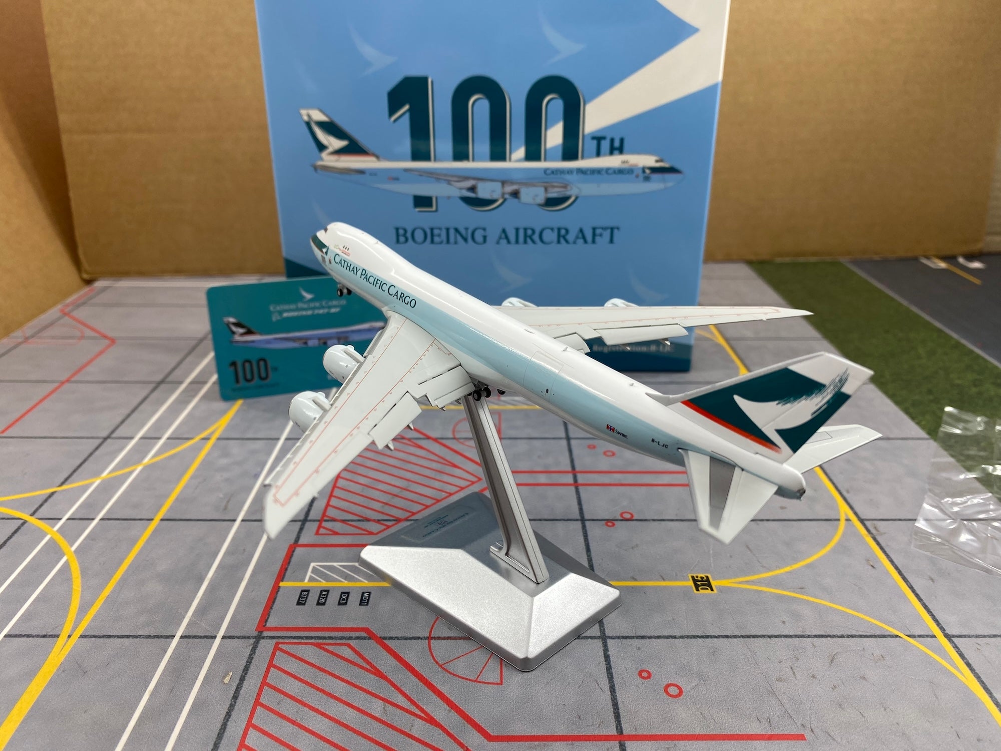 Cathay Pacific Boeing 747-8 B-LJC New Livery 1:400 scale model